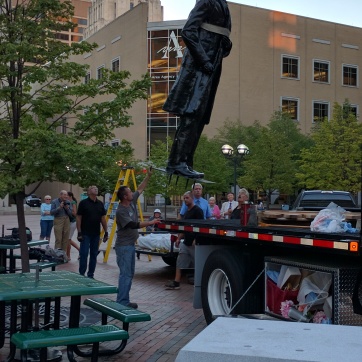 Lincoln gets installed at the old COurthouse, Dayton, OH; © Therese A Schoch 2017